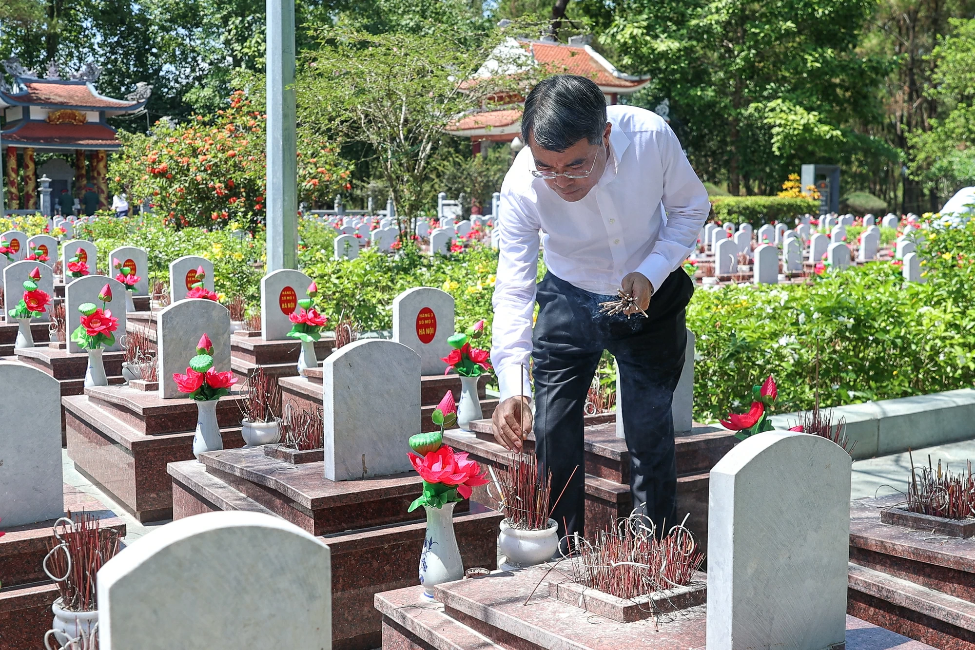Thủ tướng Lê Minh Hưng tưởng niệm các anh hùng liệt sĩ tại các địa chỉ đỏ ở Quảng Trị