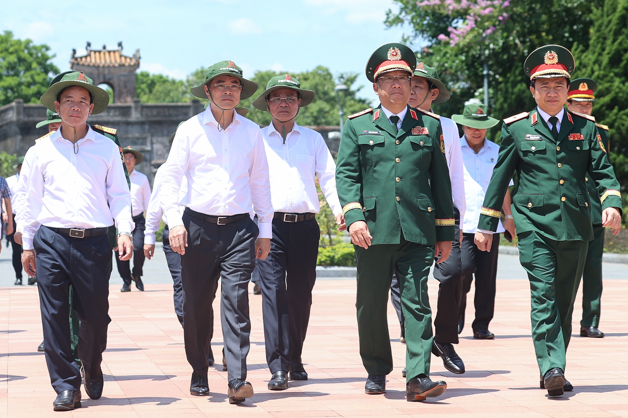Thủ tướng Lê Minh Hưng tưởng niệm các anh hùng liệt sĩ tại các địa chỉ đỏ ở Quảng Trị Thủ tướng Lê Minh Hưng tưởng niệm các anh hùng liệt sĩ tại các địa chỉ đỏ ở Quảng Trị