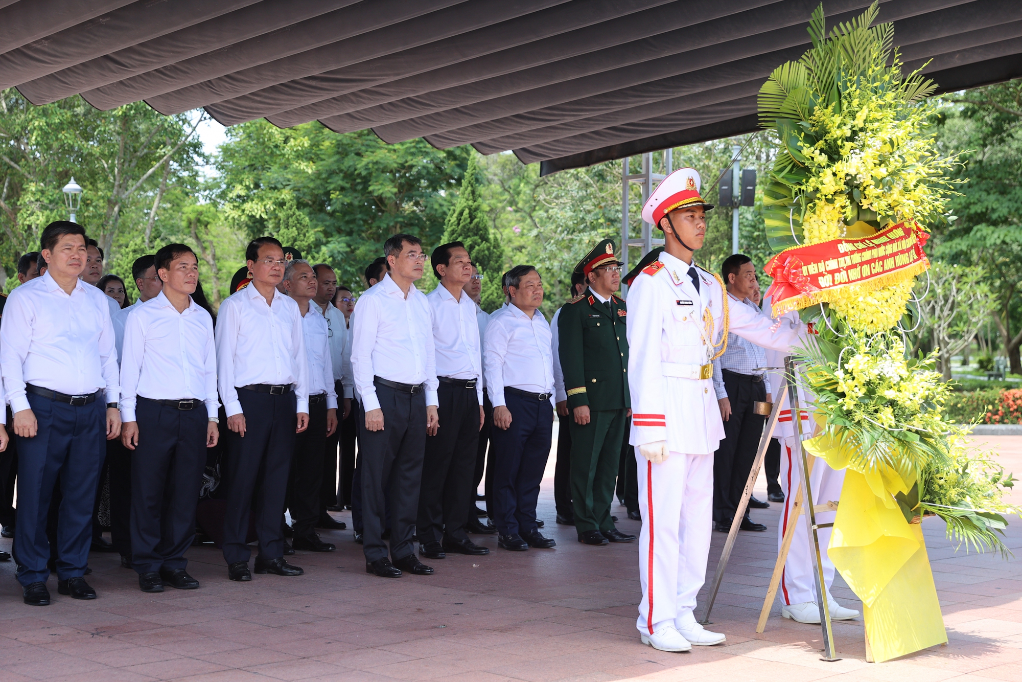 Thủ tướng Lê Minh Hưng tưởng niệm các anh hùng liệt sĩ tại các địa chỉ đỏ ở Quảng Trị Thủ tướng Lê Minh Hưng tưởng niệm các anh hùng liệt sĩ tại các địa chỉ đỏ ở Quảng Trị