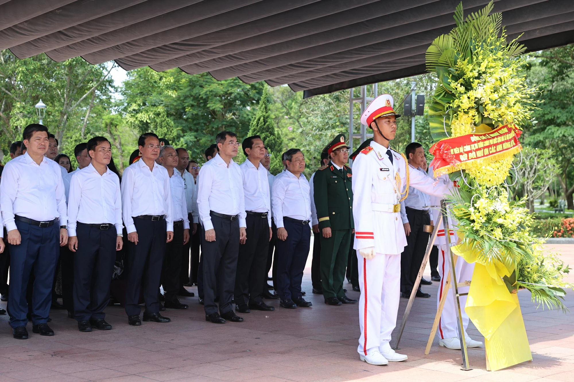 Thủ tướng Lê Minh Hưng tưởng niệm các anh hùng liệt sĩ tại các địa chỉ đỏ ở Quảng Trị