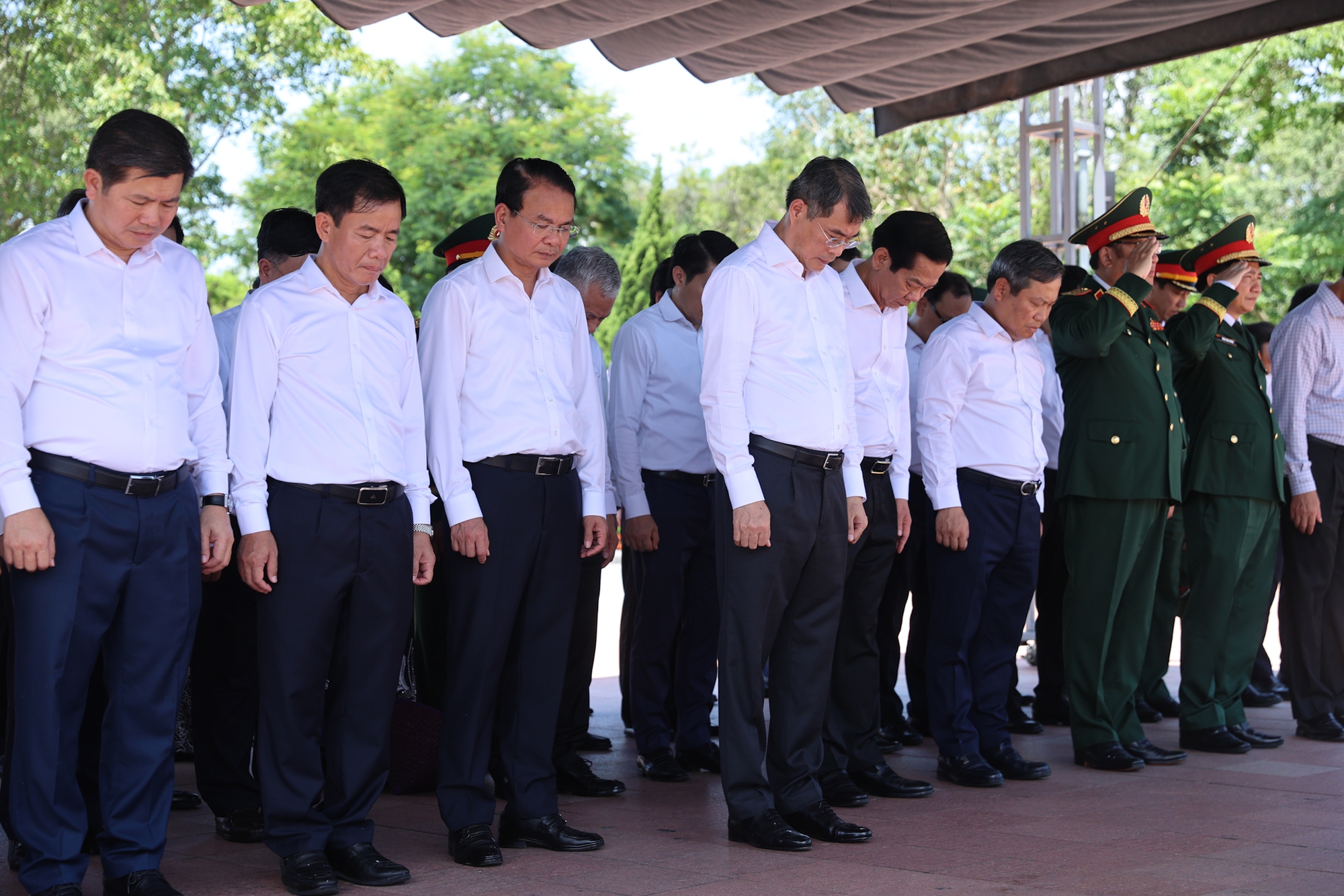 Thủ tướng Lê Minh Hưng tưởng niệm các anh hùng liệt sĩ tại các địa chỉ đỏ ở Quảng Trị Thủ tướng Lê Minh Hưng tưởng niệm các anh hùng liệt sĩ tại các địa chỉ đỏ ở Quảng Trị