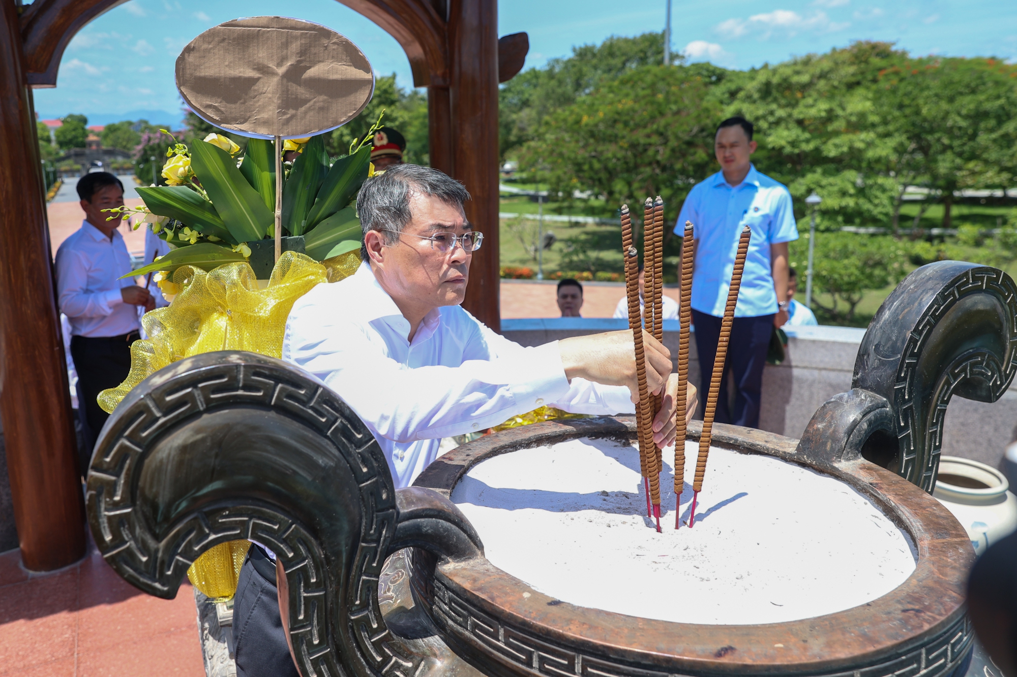Thủ tướng Lê Minh Hưng tưởng niệm các anh hùng liệt sĩ tại các địa chỉ đỏ ở Quảng Trị Thủ tướng Lê Minh Hưng tưởng niệm các anh hùng liệt sĩ tại các địa chỉ đỏ ở Quảng Trị