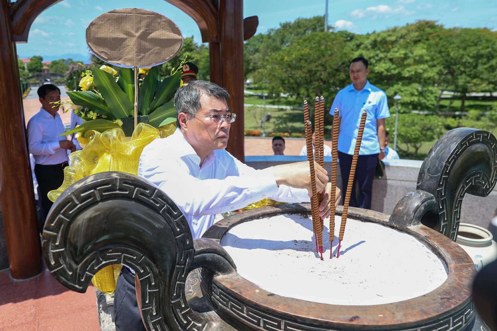 Thủ tướng Lê Minh Hưng tưởng niệm các anh hùng liệt sĩ tại các địa chỉ đỏ ở Quảng Trị