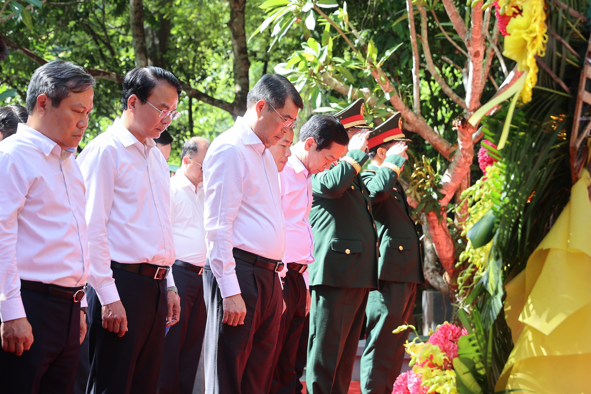 Thủ tướng Lê Minh Hưng tưởng niệm các anh hùng liệt sĩ tại các địa chỉ đỏ ở Quảng Trị Thủ tướng Lê Minh Hưng tưởng niệm các anh hùng liệt sĩ tại các địa chỉ đỏ ở Quảng Trị