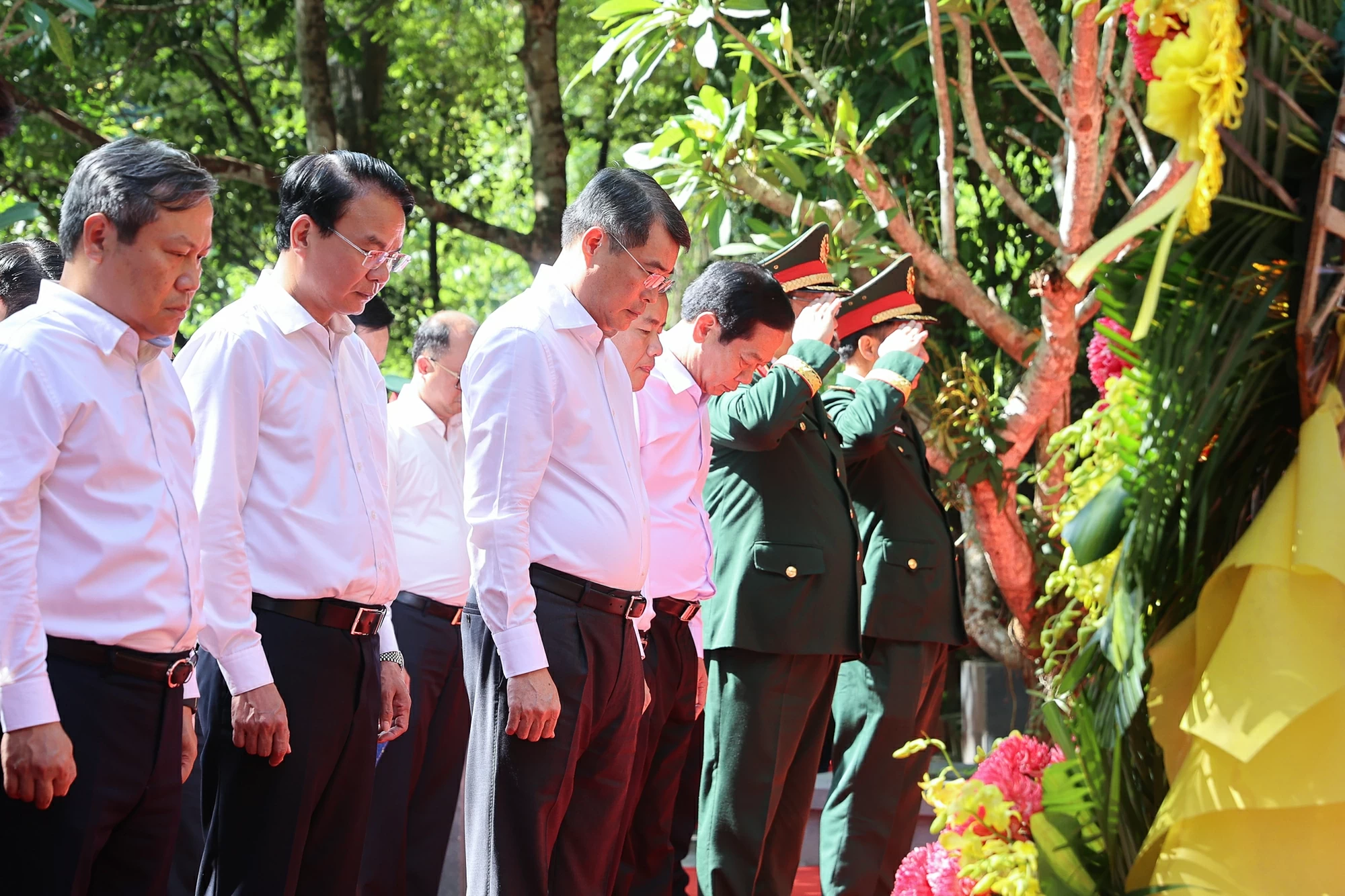 Thủ tướng Lê Minh Hưng tưởng niệm các anh hùng liệt sĩ tại các địa chỉ đỏ ở Quảng Trị