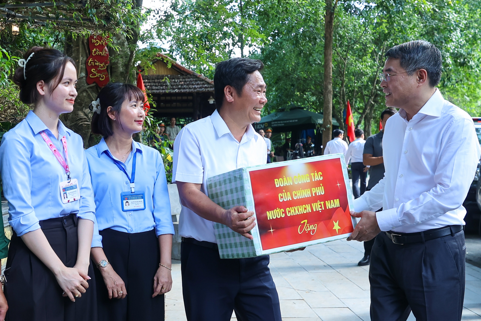 Thủ tướng Lê Minh Hưng tưởng niệm các anh hùng liệt sĩ tại các địa chỉ đỏ ở Quảng Trị Thủ tướng Lê Minh Hưng tưởng niệm các anh hùng liệt sĩ tại các địa chỉ đỏ ở Quảng Trị