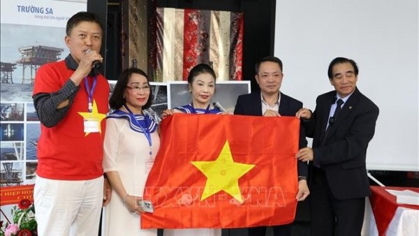 Triển lãm ảnh về biển đảo Việt Nam kết nối kiều bào tại châu Âu