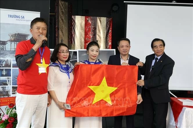 Triển lãm ảnh về biển đảo Việt Nam kết nối kiều bào tại châu Âu Triển lãm ảnh về biển đảo Việt Nam kết nối kiều bào tại châu Âu