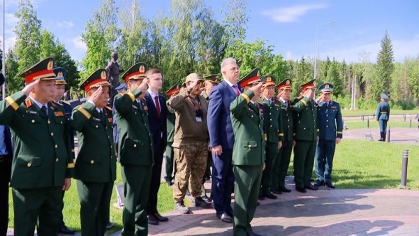 Đại tướng Phan Văn Giang thăm Đài tưởng niệm chiến sĩ Việt Nam tại Moscow (Nga)