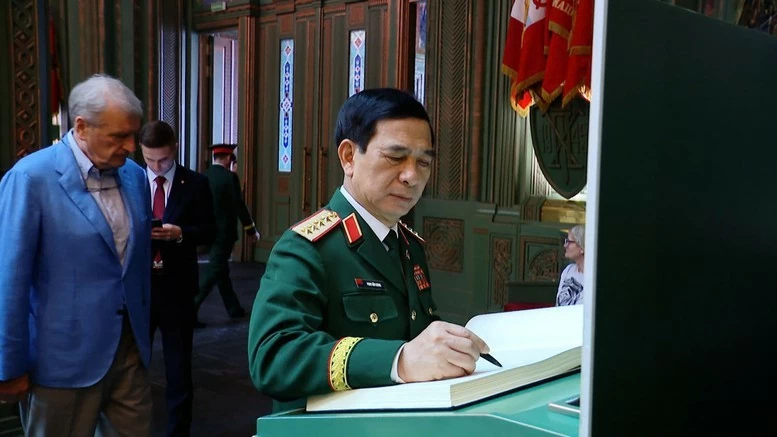 Đại tướng Phan Văn Giang ghi sổ cảm tưởng. (Nguồn: TTXVN)