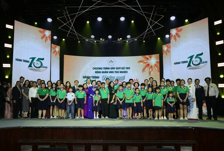 Phó Thủ tướng và các đại biểu cùng các bệnh nhi chụp ảnh lưu niệm. (Nguồn: VGP)