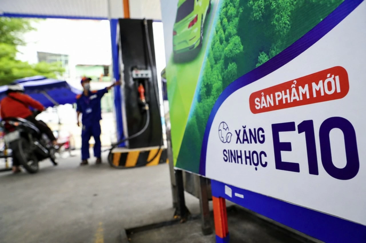 Việc mở rộng sử dụng xăng E10 không chỉ góp phần giảm phát thải khí nhà kính mà còn giúp đa dạng hóa nguồn nhiên liệu, giảm phụ thuộc vào xăng khoáng và tăng khả năng chủ động về an ninh năng lượng trong dài hạn. (Nguồn: VGP)