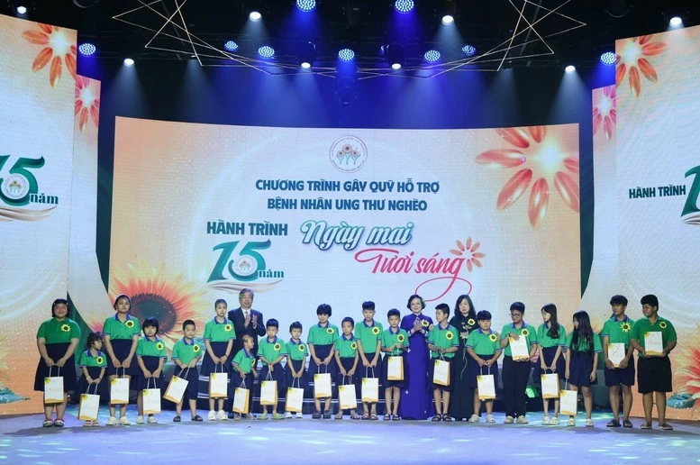 Phó Thủ tướng Phạm Thị Thanh Trà trao quà cho bệnh nhân ung thư. (Nguồn: VGP)