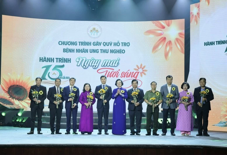 Lan tỏa yêu thương tới bệnh nhân ung thư nghèo qua chương trình ‘Ngày mai tươi sáng’