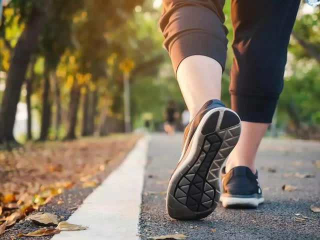 Đi bộ sau bữa ăn có thể giúp kiểm soát đường huyết hiệu quả hơn đáng kể. (Nguồn: sức khỏe đời sống)