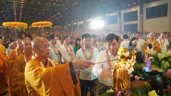 Hơn 3.000 tăng ni, phật tử và người dân dự đại lễ Phật đản tại chùa Bái Đính