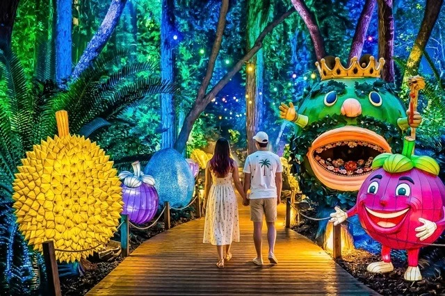 Điểm nhấn mới của mùa lễ hội là chuỗi hoạt động giải trí về đêm kết hợp âm thanh, ánh sáng hiện đại. 