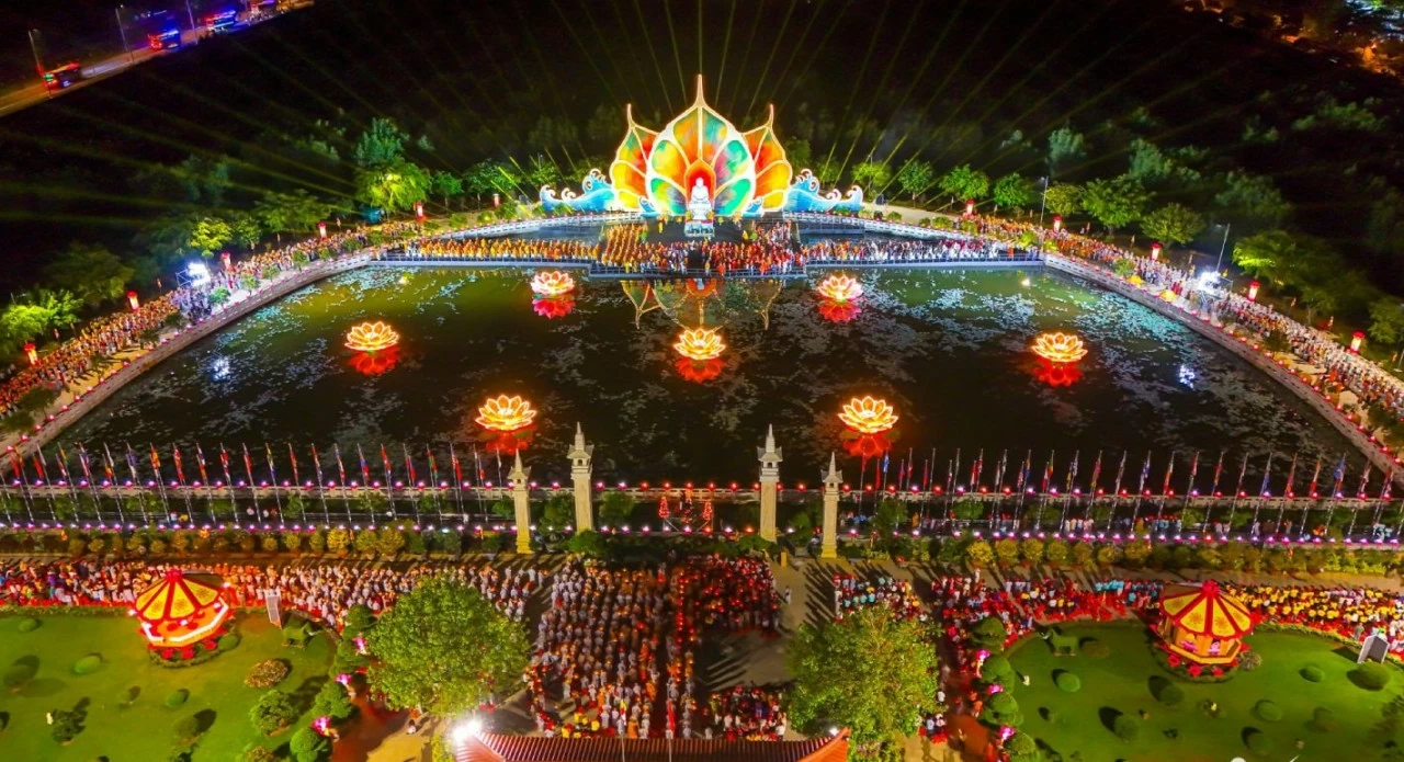 Lễ thả hoa đăng cầu nguyện hòa bình được tổ chức tối ngày 6/5/2025, trong khuôn khổ Đại lễ Phật đản Liên Hợp Quốc - Vesak 2025, thu hút khoảng 12.000 người tham dự. (Nguồn: Vietnamnet) Lễ thả hoa đăng cầu nguyện hòa bình được tổ chức tối ngày 6/5/2025, trong khuôn khổ Đại lễ Phật đản Liên Hợp Quốc - Vesak 2025, thu hút khoảng 12.000 người tham dự. (Nguồn: Vietnamnet)