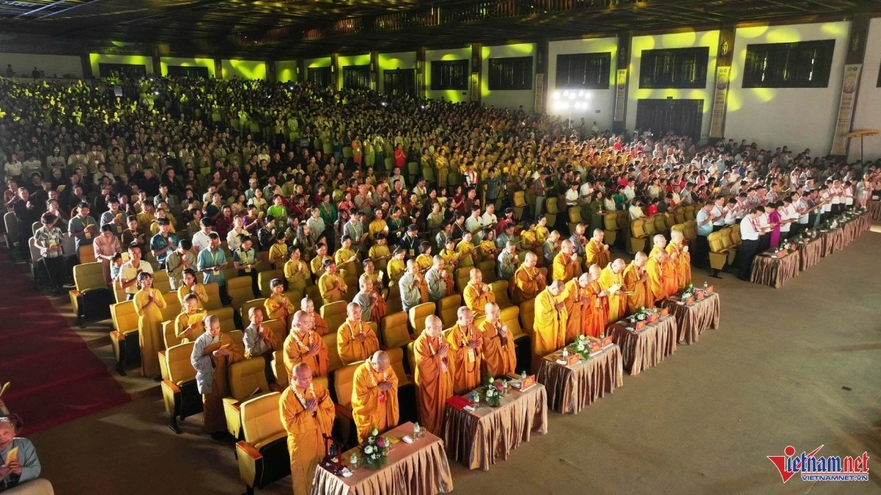 Hơn 3.000 tăng ni, phật tử và người dân tham dự lễ Phật đản tại chùa Bái Đính. (Nguồn: Vietnamnet)