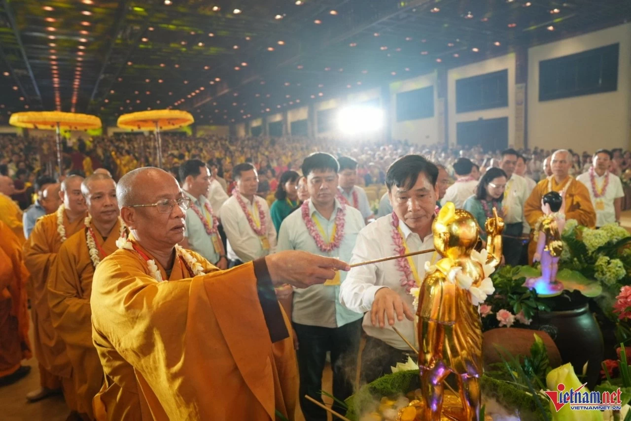 Các đại biểu thực hiện nghi thức tắm Phật. (Nguồn: Vietnamnet)