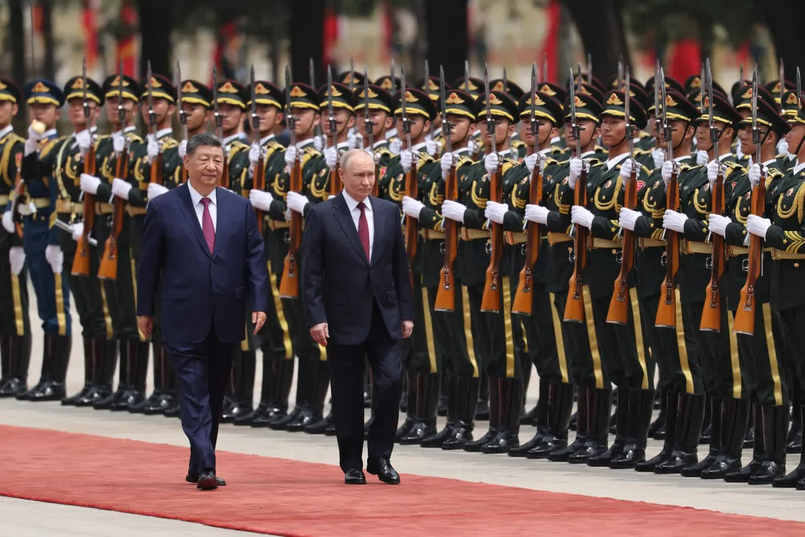 Chủ tịch Trung Quốc Tập Cận Bình và Tổng thống Nga Vladimir Putin duyệt đội danh dự trong lễ đón chính thức tại Bắc Kinh ngày thứ Tư, 20/5. Cuộc gặp diễn ra chỉ vài ngày sau khi ông Tập Cận Bình tiếp đón Donald Trump. (Nguồn: China Pool)