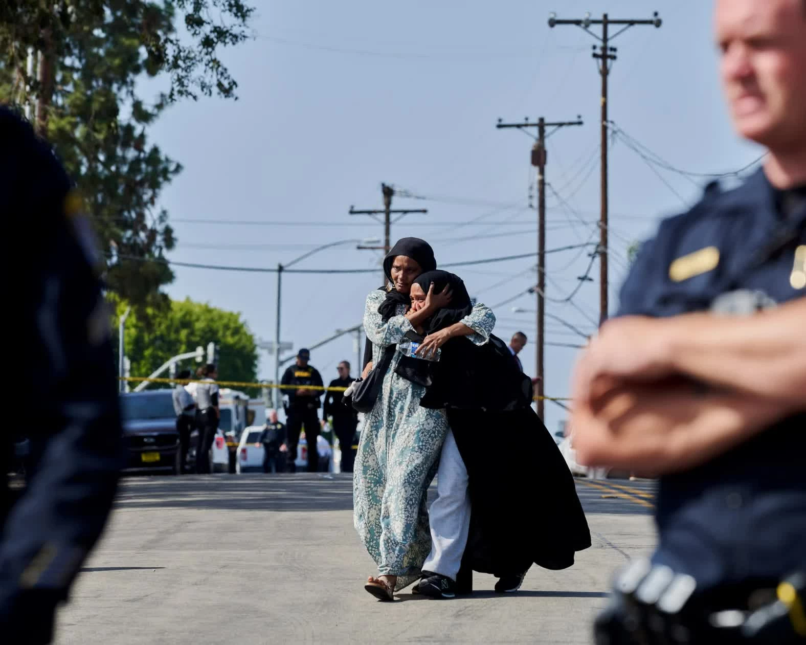 Hai người ôm nhau bên ngoài Islamic Center of San Diego, nơi ba người thiệt mạng trong vụ xả súng hôm thứ Hai, 18/5. (Nguồn: The New York Times)