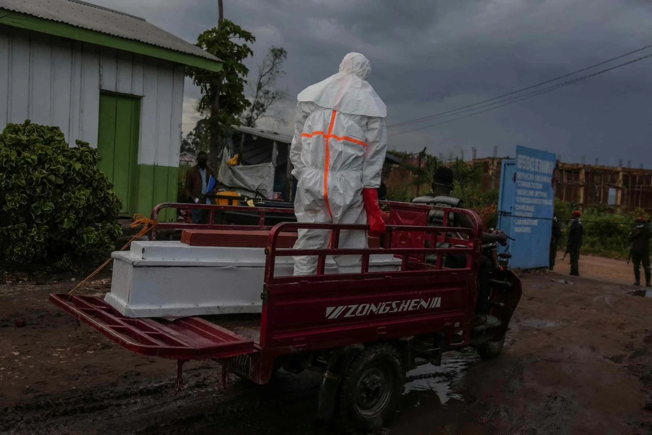 Nhân viên y tế tại CHDC Congo chuẩn bị đưa thi thể từ bệnh viện tới nghĩa trang. (Nguồn: Getty Images)