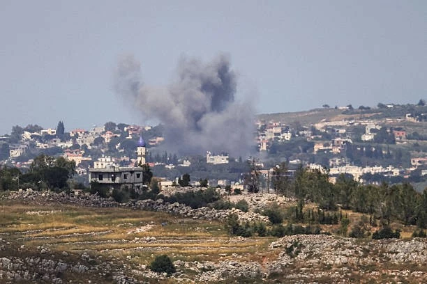 Khói bốc lên sau cuộc tấn công của Israel vào làng Zawtar El Charkiyeh ở phía nam vào ngày 24 tháng 5 năm 2026. (Nguồn: Getty Images)
