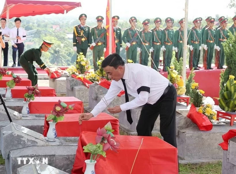 Thường trực Ban Bí thư dự Lễ truy điệu, an táng hài cốt liệt sĩ tại tỉnh Hà Tĩnh Thường trực Ban Bí thư dự Lễ truy điệu, an táng hài cốt liệt sĩ tại tỉnh Hà Tĩnh