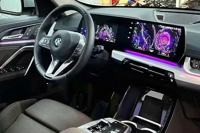 Bên trong cabin, BMW X1 2026 thay đổi mạnh theo hướng số hóa. Bên trong cabin, BMW X1 2026 thay đổi mạnh theo hướng số hóa.