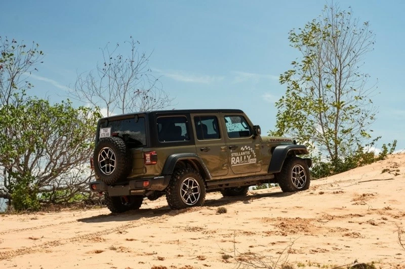 Jeep Wrangler 2026 d&ugrave;ng động cơ xăng tăng &aacute;p 2.0L I4 cho c&ocirc;ng suất 270 m&atilde; lực v&agrave; m&ocirc;-men xoắn 400Nm.