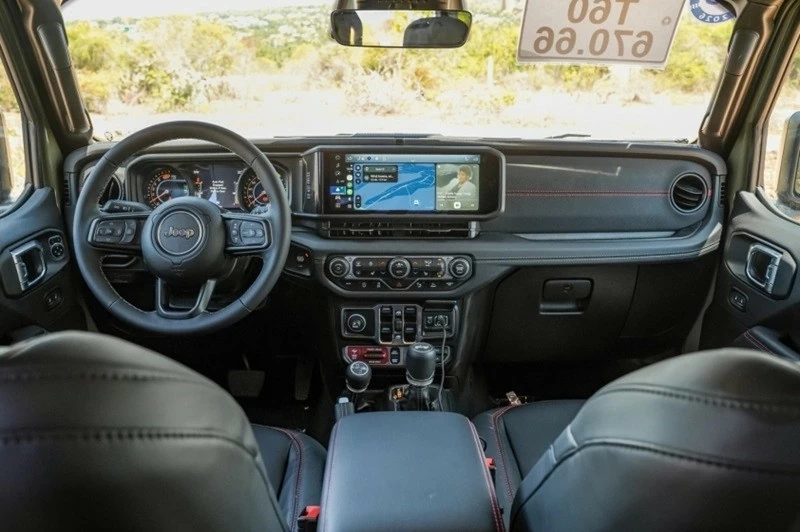 Khoang cabin của Jeep Wrangler 2026 là nơi có nhiều nâng cấp rõ rệt nhất. 