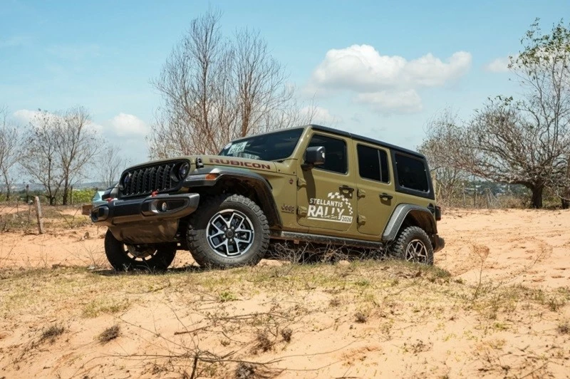 Về ngoại hình, Jeep Wrangler 2026 không thay đổi quá nhiều so với đời trước mà chủ yếu tinh chỉnh theo hướng hiện đại hơn.