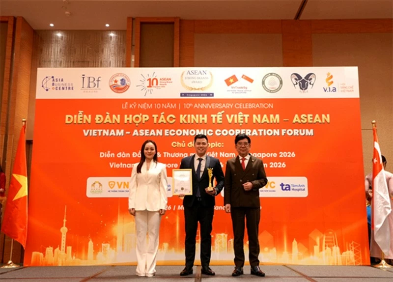 Tổng giám đốc Trần Minh Duy đại diện LG Clinic nhận giải thưởng tại Diễn đàn Hợp tác Kinh tế Việt Nam – ASEAN