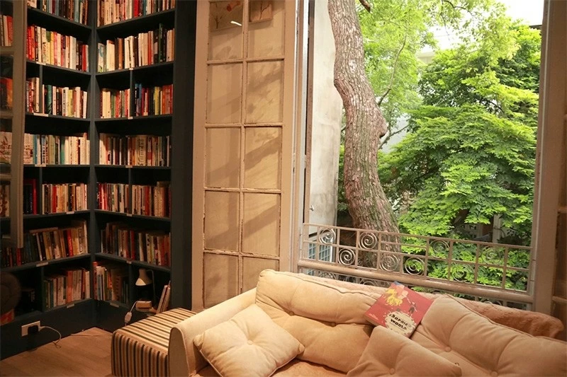 Không gian thư viện tầng hai của nhà sách The Bookshelf Hanoi.