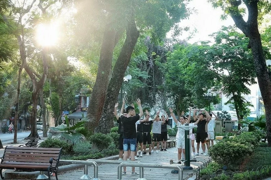 Người dân Thủ đô Hà Nội bắt đầu ngày mới sớm hơn để ứng phó với nắng nóng