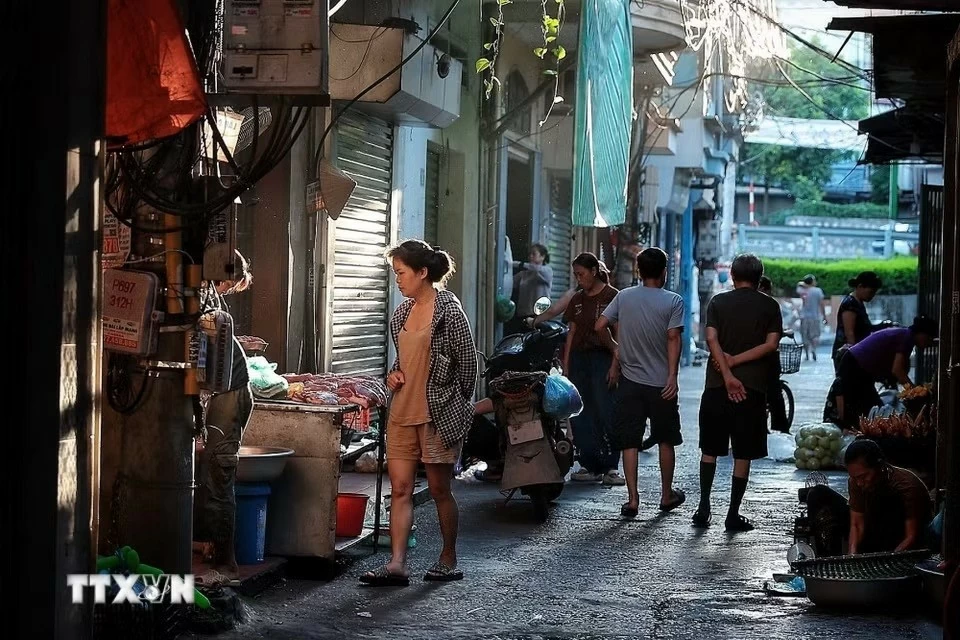 Người dân Thủ đô Hà Nội bắt đầu ngày mới sớm hơn để ứng phó với nắng nóng
