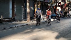 Người dân Thủ đô Hà Nội bắt đầu ngày mới sớm hơn để ứng phó với nắng nóng