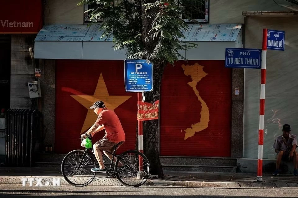 Người dân Thủ đô Hà Nội bắt đầu ngày mới sớm hơn để ứng phó với nắng nóng
