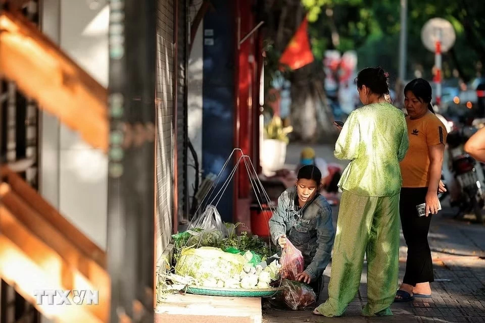 Người dân Thủ đô Hà Nội bắt đầu ngày mới sớm hơn để ứng phó với nắng nóng