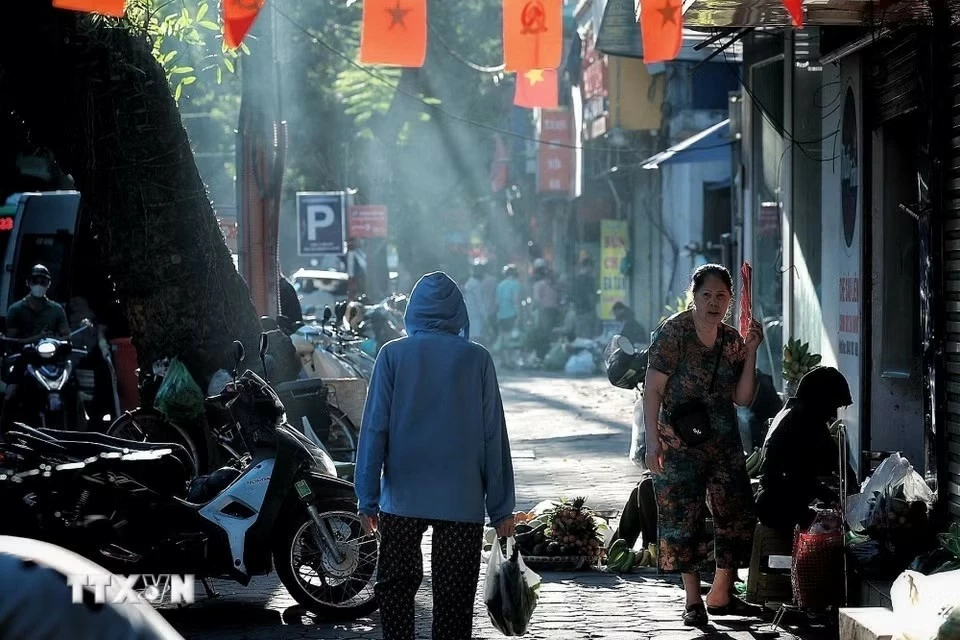 Người dân Thủ đô Hà Nội bắt đầu ngày mới sớm hơn để ứng phó với nắng nóng