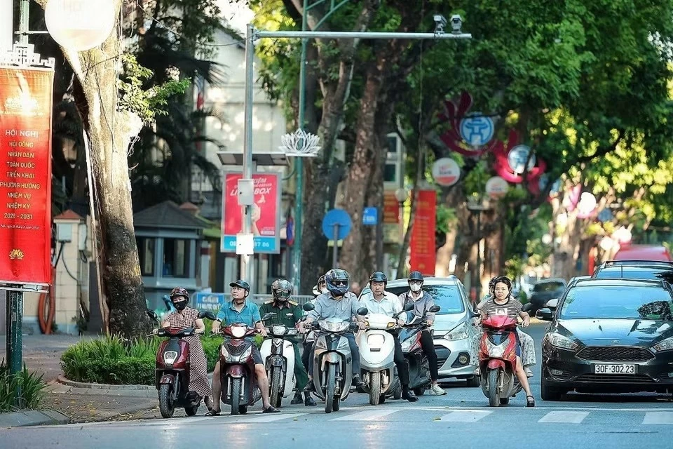 Người dân Thủ đô Hà Nội bắt đầu ngày mới sớm hơn để ứng phó với nắng nóng