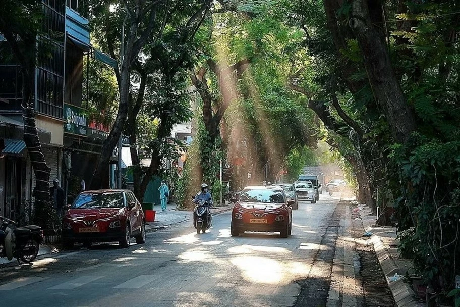 Người dân Thủ đô Hà Nội bắt đầu ngày mới sớm hơn để ứng phó với nắng nóng