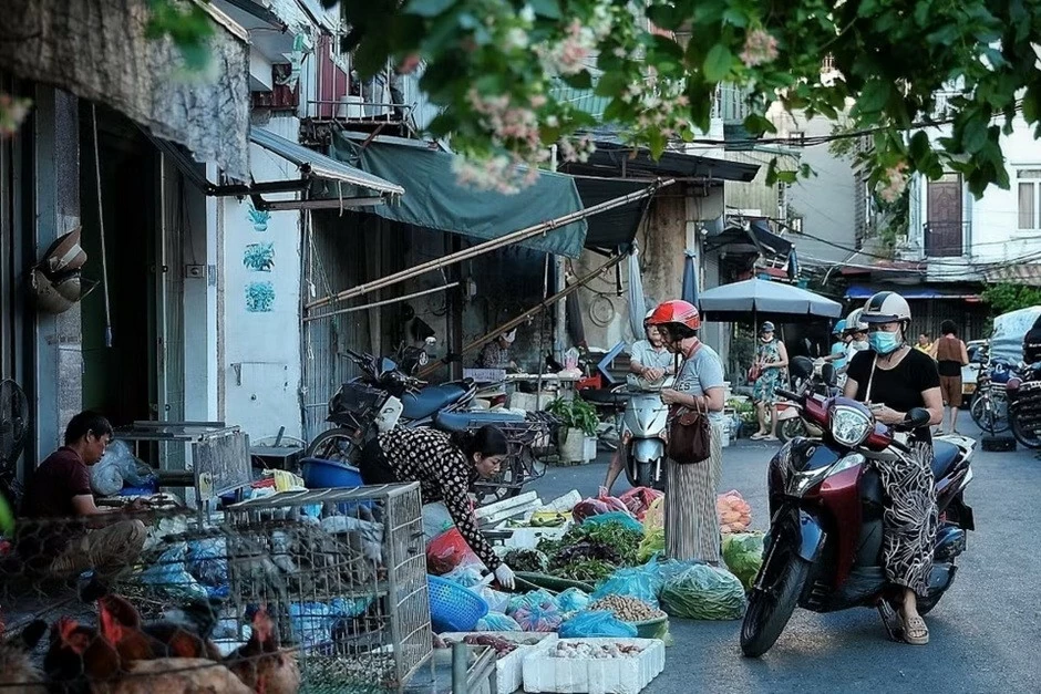 Người dân Thủ đô Hà Nội bắt đầu ngày mới sớm hơn để ứng phó với nắng nóng