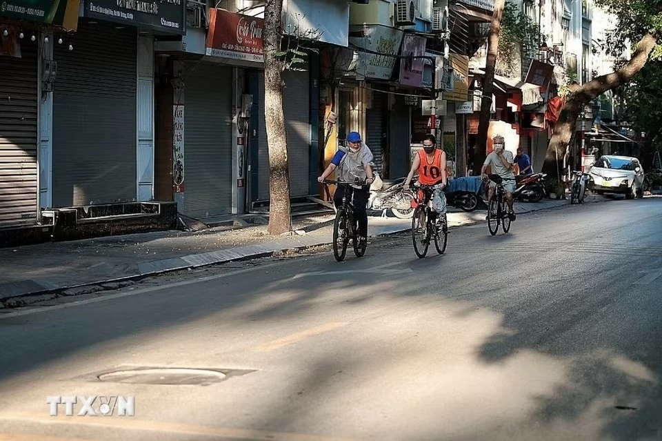 Người dân Thủ đô Hà Nội bắt đầu ngày mới sớm hơn để ứng phó với nắng nóng