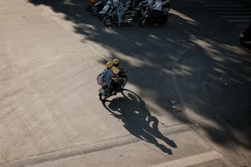 Người dân Thủ đô Hà Nội bắt đầu ngày mới sớm hơn để ứng phó với nắng nóng