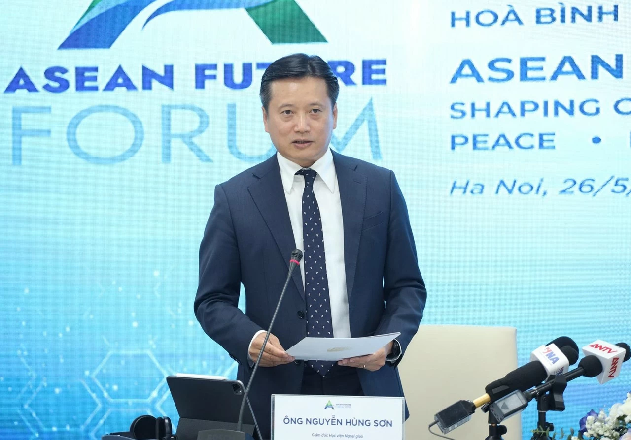 Tiến sĩ Nguyễn Hùng Sơn, Giám đốc Học viện Ngoại giao phát biểu tại buổi họp báo. (Ảnh: Thành Long)