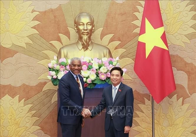 Phó Chủ tịch Quốc hội Nguyễn Doãn Anh chụp ảnh cùng Hạ nghị sĩ Hoa Kỳ Michael Baumgartner. (Nguồn: TTXVN)