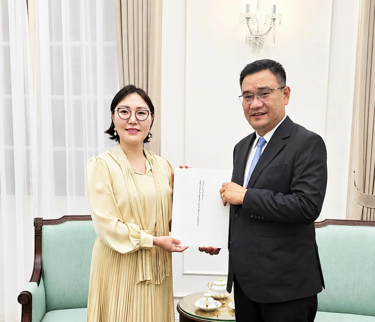 Cục trưởng Cục Lễ tân Nhà nước và Phiên dịch đối ngoại Lê Công Dũng đã tiếp nhận bản sao Thư ủy nhiệm bổ nhiệm bà Ganbaatar Hulan làm Đại sứ đặc mệnh toàn quyền Mông Cổ tại Việt Nam.