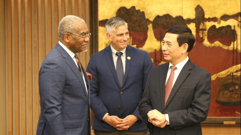 Deputy PM, Defense Minister Phan Van Giang receives U.S. Congressional delegation